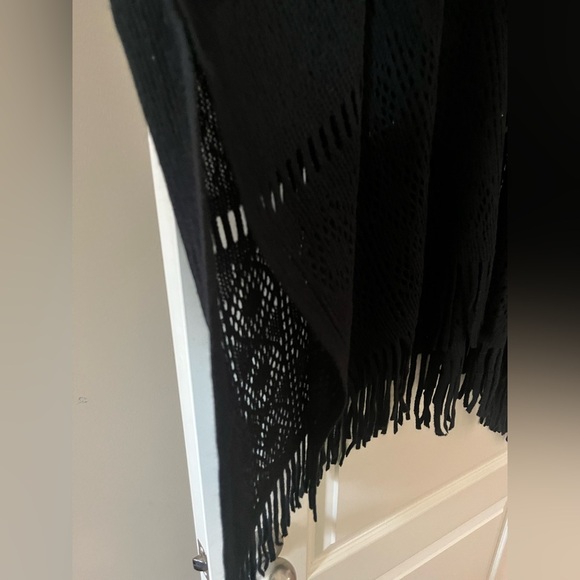 New! Vince Camuto Elegant Patterned Black Fringe Knit Topper Sweater OSFM - Picture 8 of 16